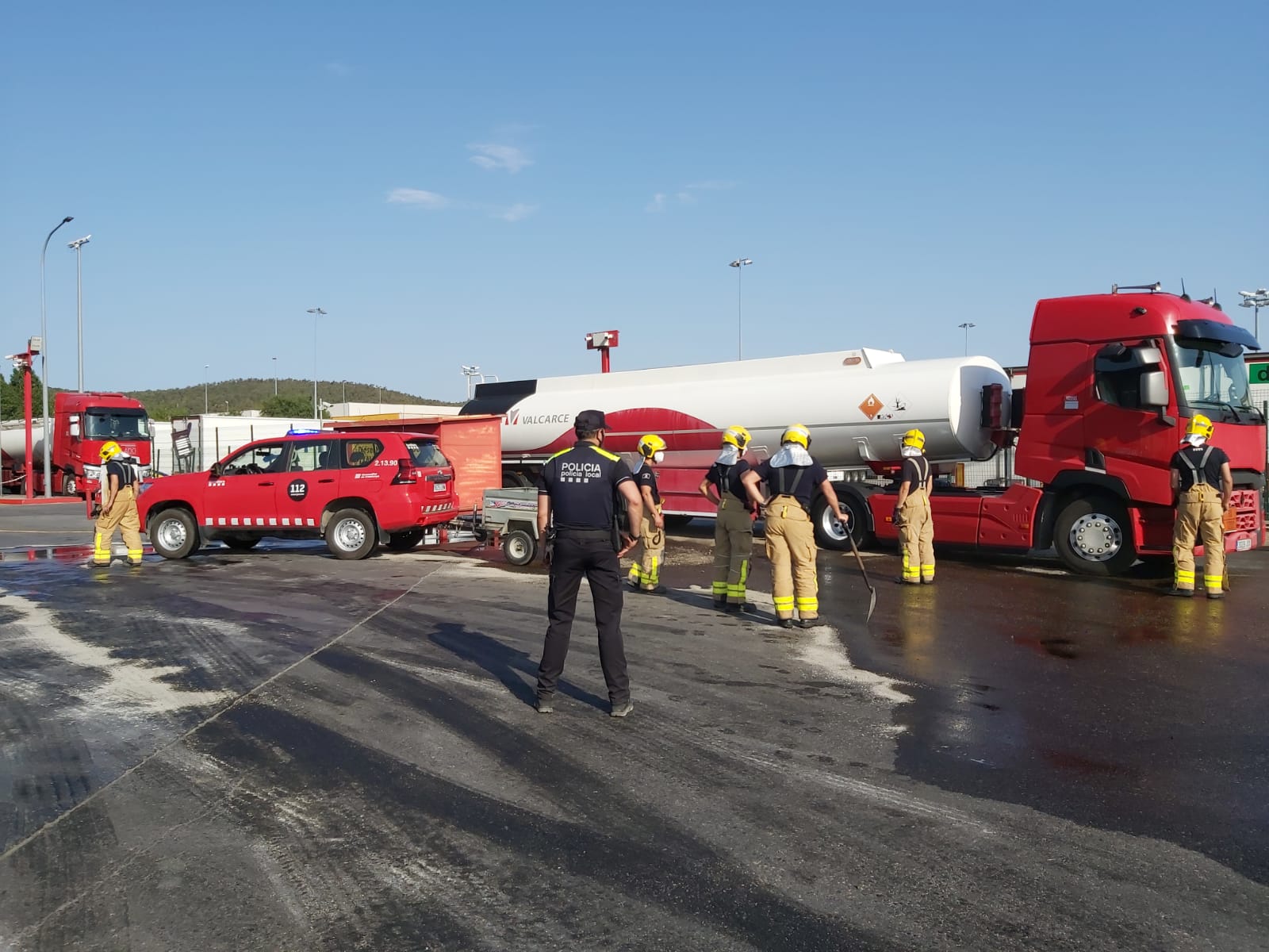 bombers-cisterna-jonquera-vessament-gasoil