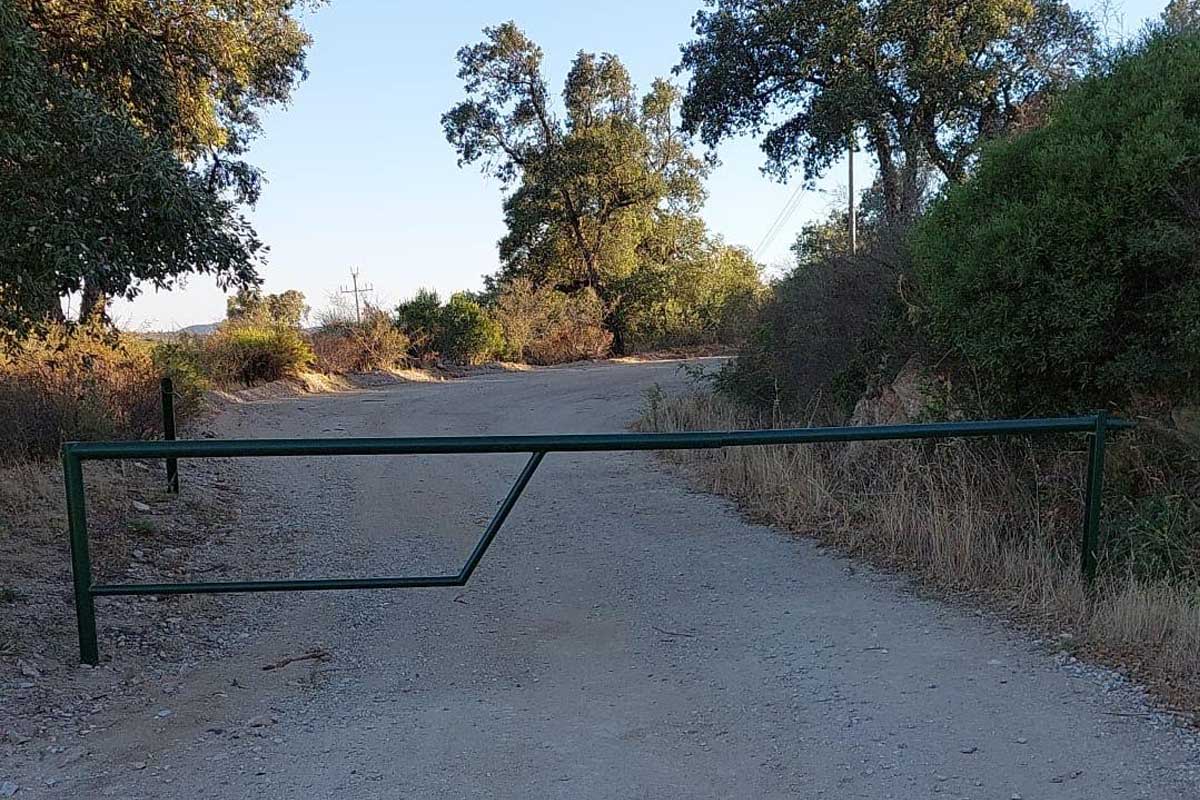 jonquera-cami-santa-llucia-barrera-tanca