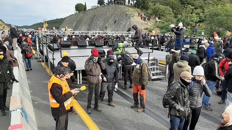 L'escenari muntat per Tsunami Democràtic al mig de l'autopista