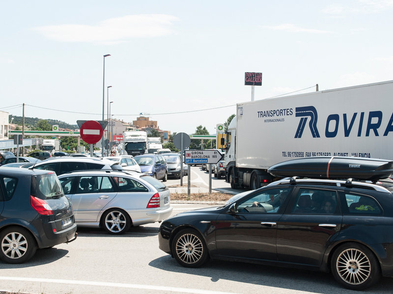 dies-de-transit-intens-a-la-carretera-i-lautopista-a-la-jonquera